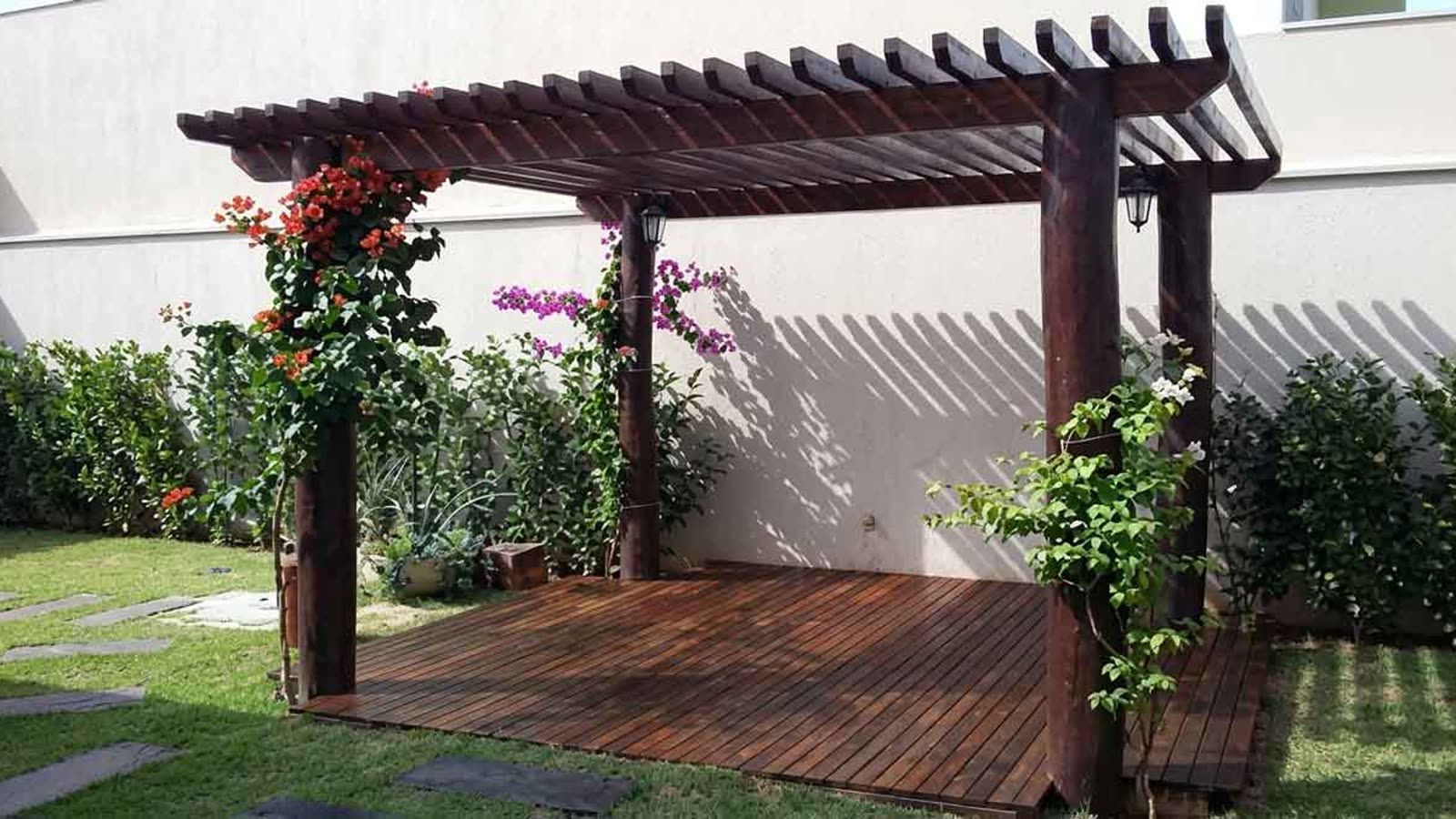 Trabalhos em madeira: decks, pergolados e painéis ripados